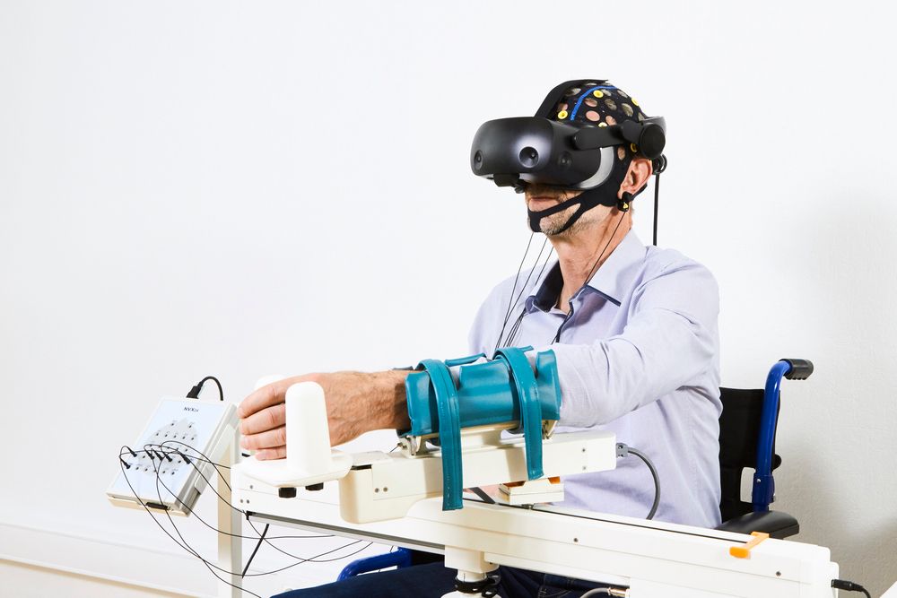 Фотография пациента, использующего роботизированный экзоскелет или VR-тренажёр для реабилитации ходьбы